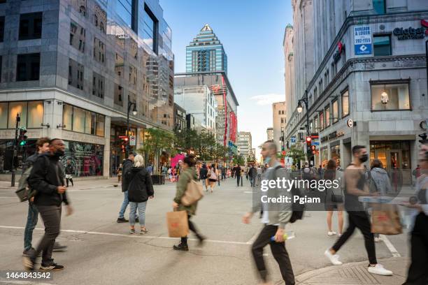 quartier d’affaires branché du centre-ville de restaurants et de boutiques à montréal, québec canada - montréal photos et images de collection