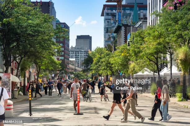 trendiges geschäftsviertel mit restaurants und geschäften in montreal, quebec, kanada - montréal stock-fotos und bilder