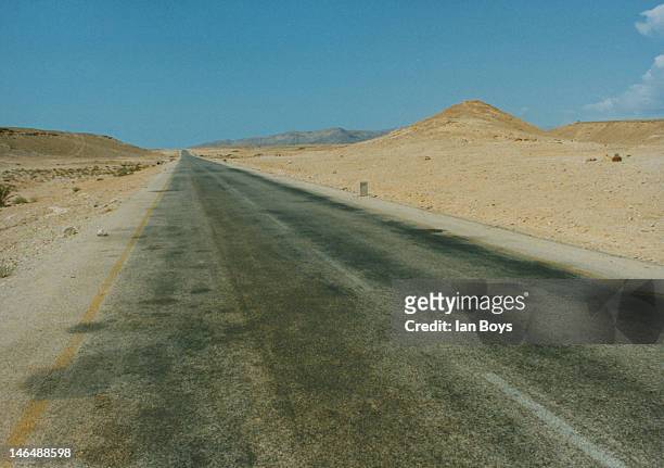 desert road, somalia - bosaso stock-fotos und bilder