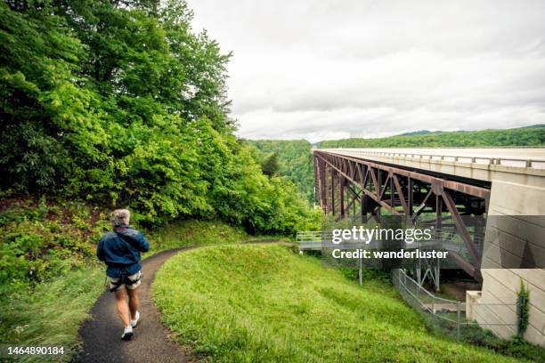 annäherung an die brücke der new river gorge - fayetteville stock-fotos und bilder