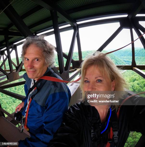 paar auf der new river gorge brücke - fayetteville stock-fotos und bilder