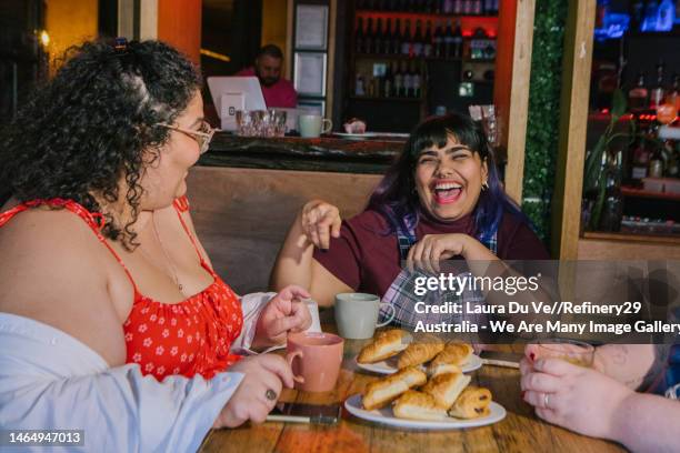 friends laughing in cafe and eating breakfast together - melbourne cafe stock-fotos und bilder