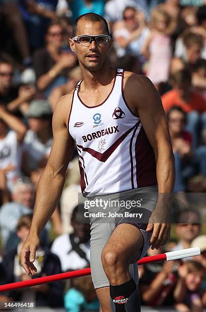 Romain Mesnil of France competes in the pole vault final during the 2012 French Elite Athletics Championships at the Stade du Lac de Maine on June...