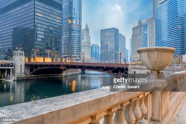 riverbank und state street bridge von chicago downtown - loop stock-fotos und bilder