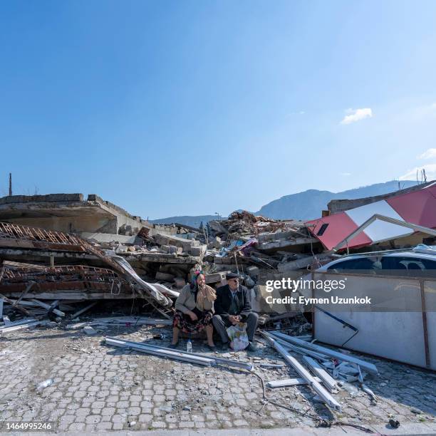 casal de idosos esperando na frente de sua casa destruída em hatay - hatay - fotografias e filmes do acervo