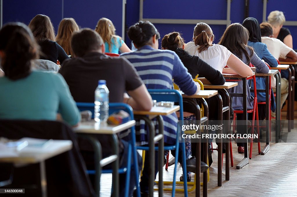 French students work on the test of Phil