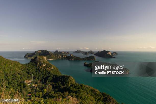 the scenery below is many mountains, the emerald sea, which is the ang thong islands, koh samui, surat thani province. - north africa foto e immagini stock