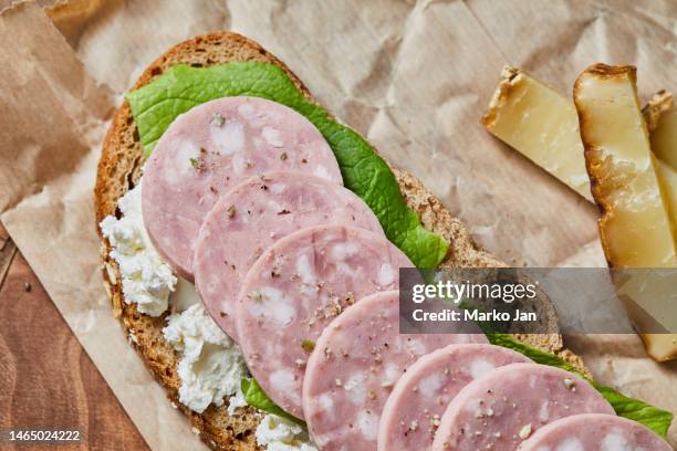 leckeres proteinsandwich zum frühstück - brotzeitbrett stock-fotos und bilder