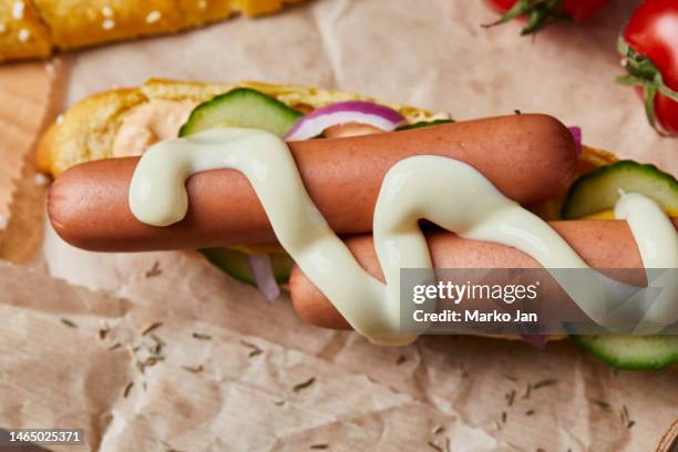 hot dog sandwich for breakfast, top view - duitse gerechten stockfoto's en -beelden