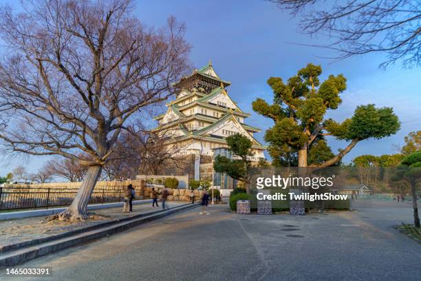 castillo de osaka por la tarde en invierno - japanese castle fotografías e imágenes de stock