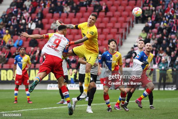 Karim Onisiwo of 1.FSV Mainz 05 scores the team's second goal past Rafal Gikiewicz of FC Augsburg during the Bundesliga match between 1. FSV Mainz 05...