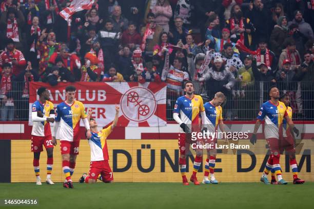 Lee Jae-Song of 1.FSV Mainz 05 celebrates with teammates after scoring the team's third goal during the Bundesliga match between 1. FSV Mainz 05 and...