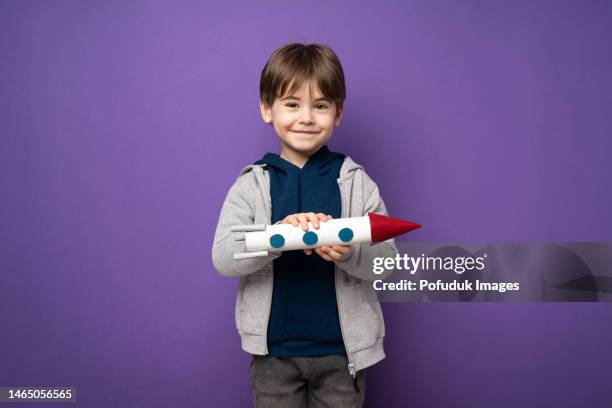 niño pequeño juega y se divierte con cohete espacial - 4 5 años fotografías e imágenes de stock