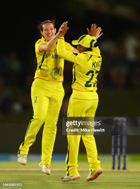 Megan Schutt of Australia celebrates the wicket of Suzie Bates of New Zealand with team mate Alana King during the ICC Women's T20 World Cup group A...
