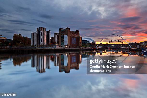 tyne sunset - newcastle upon tyne photos et images de collection