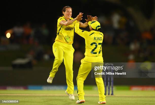 Megan Schutt of Australia celebrates the wicket of Suzie Bates of New Zealand with team mate Alana King during the ICC Women's T20 World Cup group A...