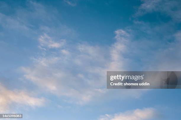 sky with cumulus clouds - stratocumulo foto e immagini stock
