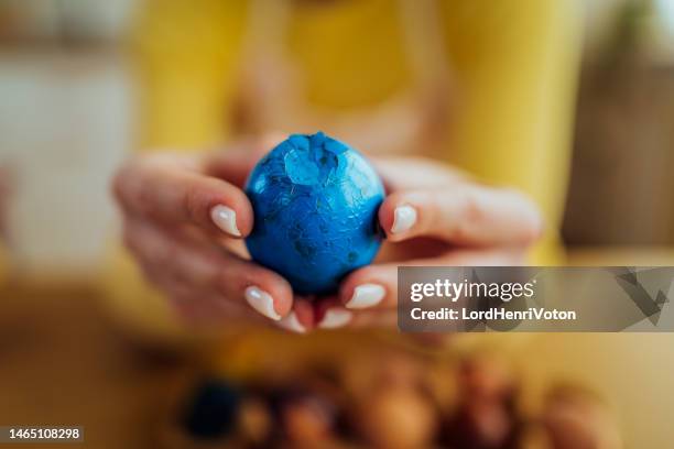 gebrochenes ostereier - gebrochen stock-fotos und bilder