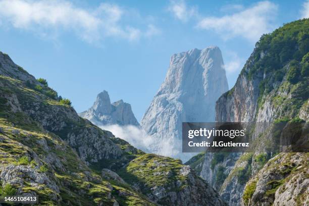 naranjo de bulnes in picos de europa, asturias, spain - picos de europe stock pictures, royalty-free photos & images