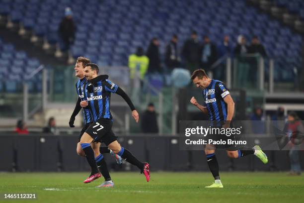 Davide Zappacosta of Atalanta BC celebrates with team mates after scoring their sides first goal during the Serie A match between SS Lazio and...