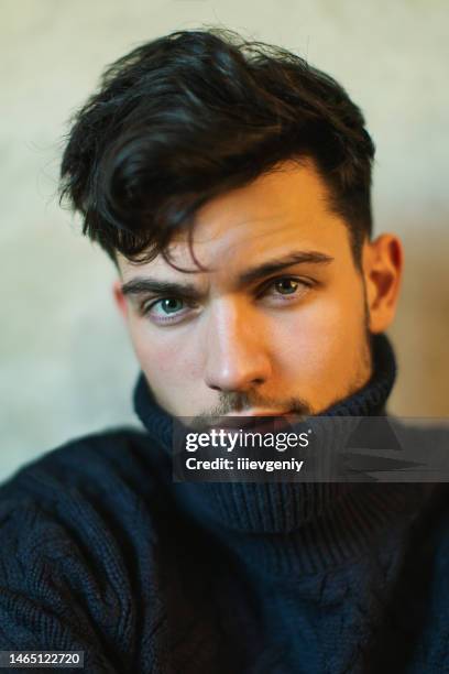 hombre retrato en estudio - male model short hair fotografías e imágenes de stock