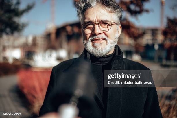 reporter on city street during live broadcast - press conference cameras stock pictures, royalty-free photos & images