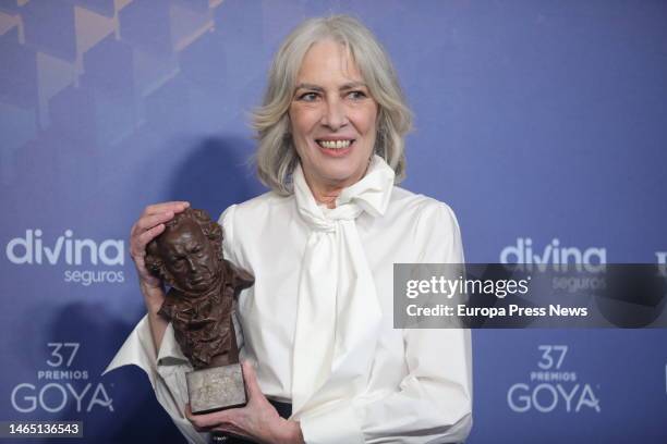 Best Supporting Actress winner Susi Sanchez poses with her award during the gala of the 37th edition of the Goya Awards at the Palacio de Congresos y...