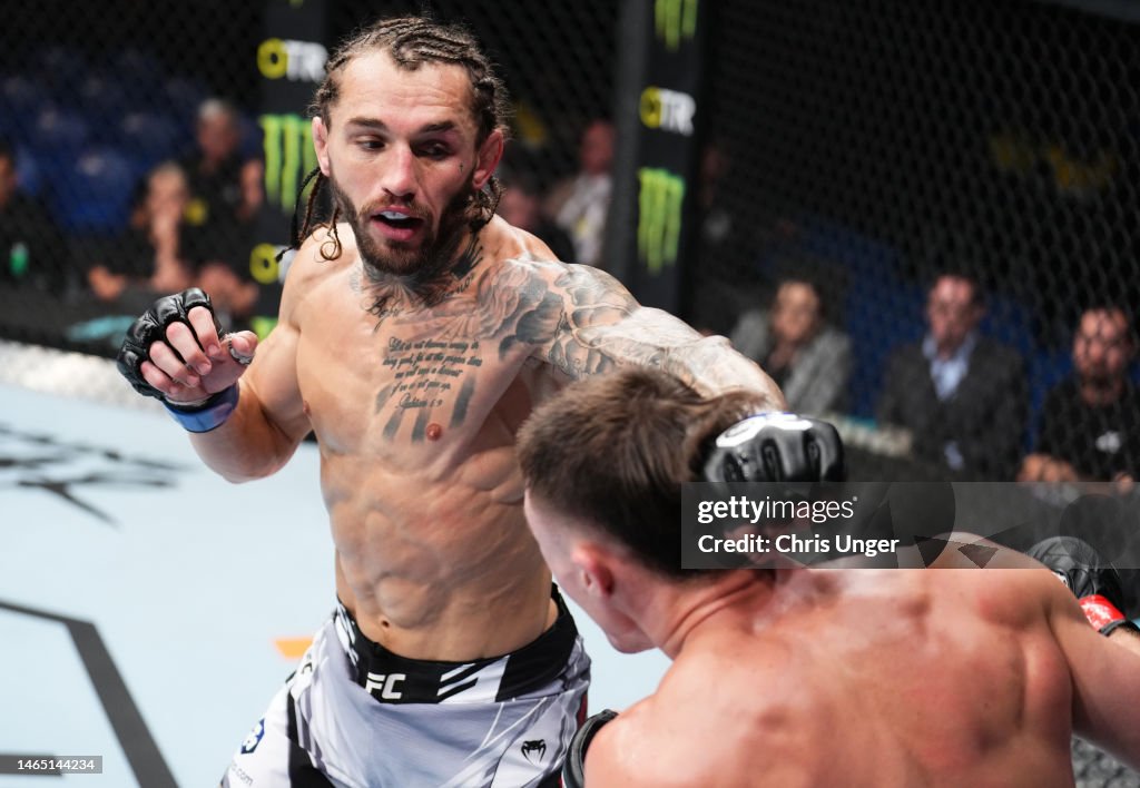 Blake Bilder punches Shane Young of New Zealand in featherweight ...