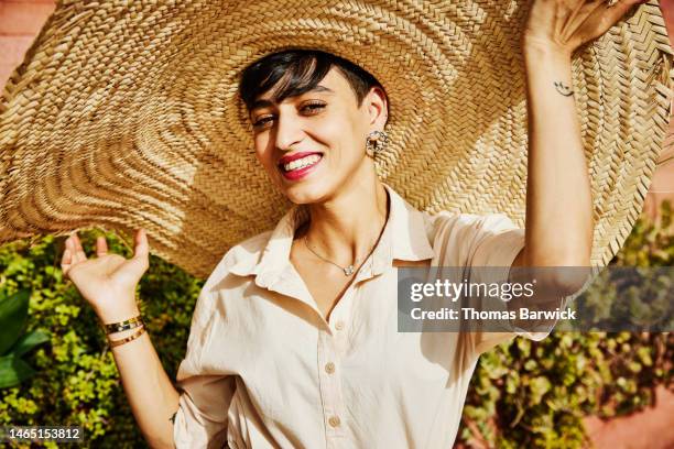 medium shot smiling woman wearing sunhat on rooftop while on vacation - big beautiful women - fotografias e filmes do acervo