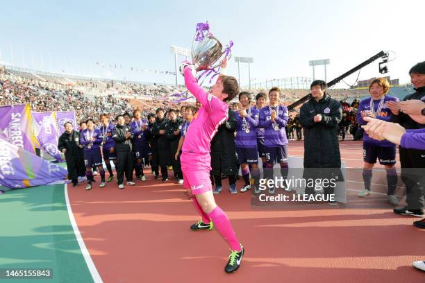 Shusaku Nishikawa of Sanfrecce Hiroshima applauds fans after the Fuji Xerox Super Cup between Sanfrecce Hiroshima and Kashiwa Reysol at National...