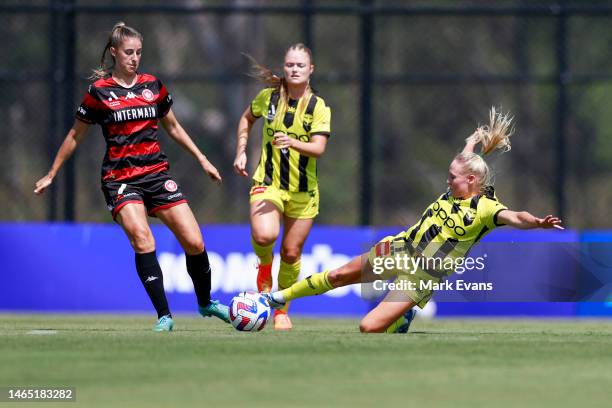 Betsy Hassett of the Phoenix controls the ball during the round 14 A-League Women's match between Western Sydney Wanderers and Wellington Phoenix at...