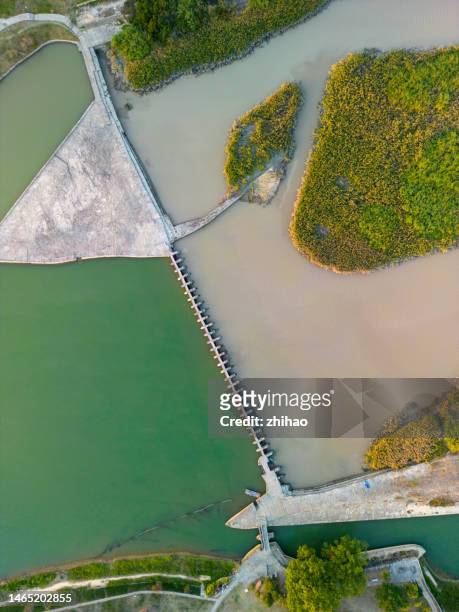 overlooking the panorama of water conservancy projects thousands of years ago - dique barragem imagens e fotografias de stock