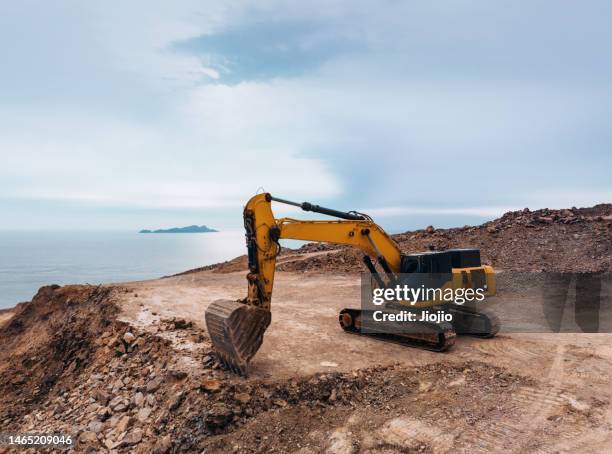 excavator digging mountain - mining low angle foto e immagini stock