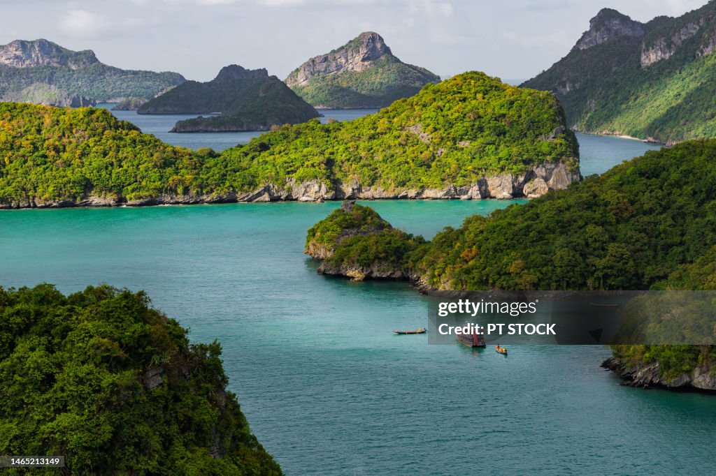 Views of many mountains, emerald sea, which is the Ang Thong Islands, Koh Samui, Surat Thani Province.