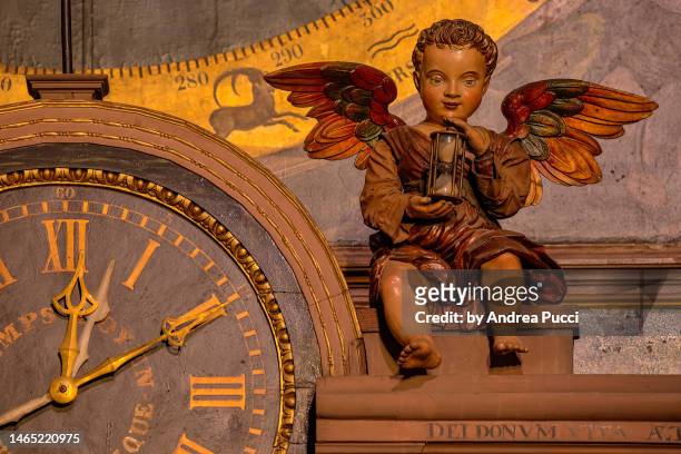 details of the astronomical clock, strasbourg cathedral, strasbourg, alsace, france - godsdienstige gebouwen stockfoto's en -beelden