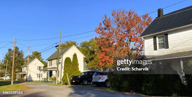 hauptstraße von sperrysville, virginia, usa - autumn budget stock-fotos und bilder