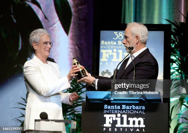 Christopher Guest presents, his wife, Jamie Lee Curtis with the Modern Master Awardat the Maltin Modern Master Award ceremony during the 38th Annual...