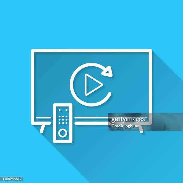 ilustraciones, imágenes clip art, dibujos animados e iconos de stock de repetición en tv. icono sobre fondo azul - diseño plano con sombra larga - replay