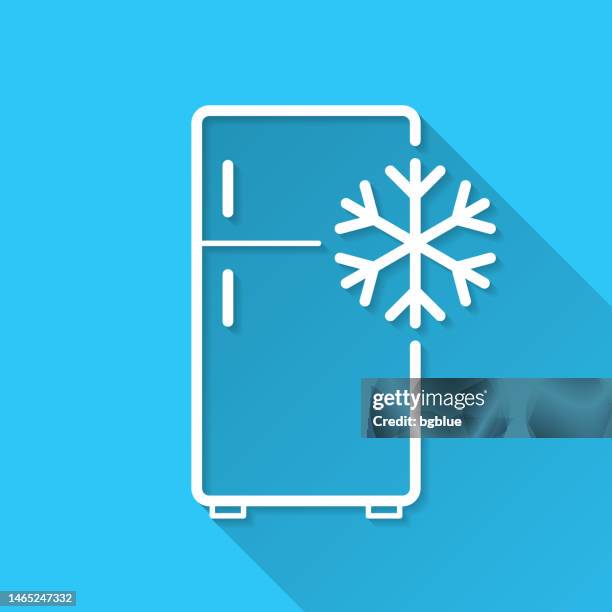 illustrations, cliparts, dessins animés et icônes de frigo avec flocon de neige. icône sur fond bleu - flat design with long shadow - réfrigérateur fermé
