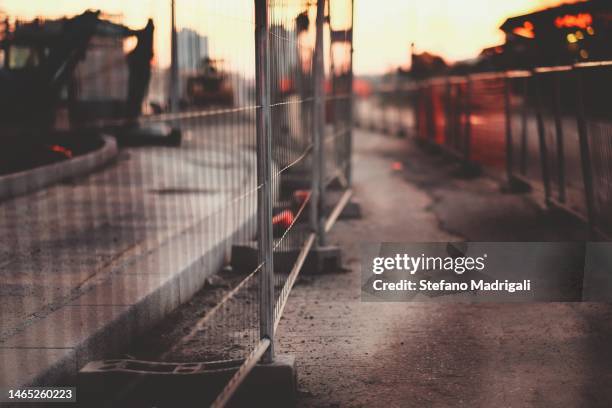 open street construction site with fence, no people - steel shed stock pictures, royalty-free photos & images