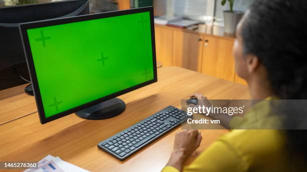 chefarzt mit computermaus - computer monitor green screen stock-fotos und bilder
