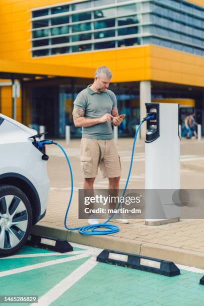 electric vehicle lifestyle - hybrid car charging stock pictures, royalty-free photos & images