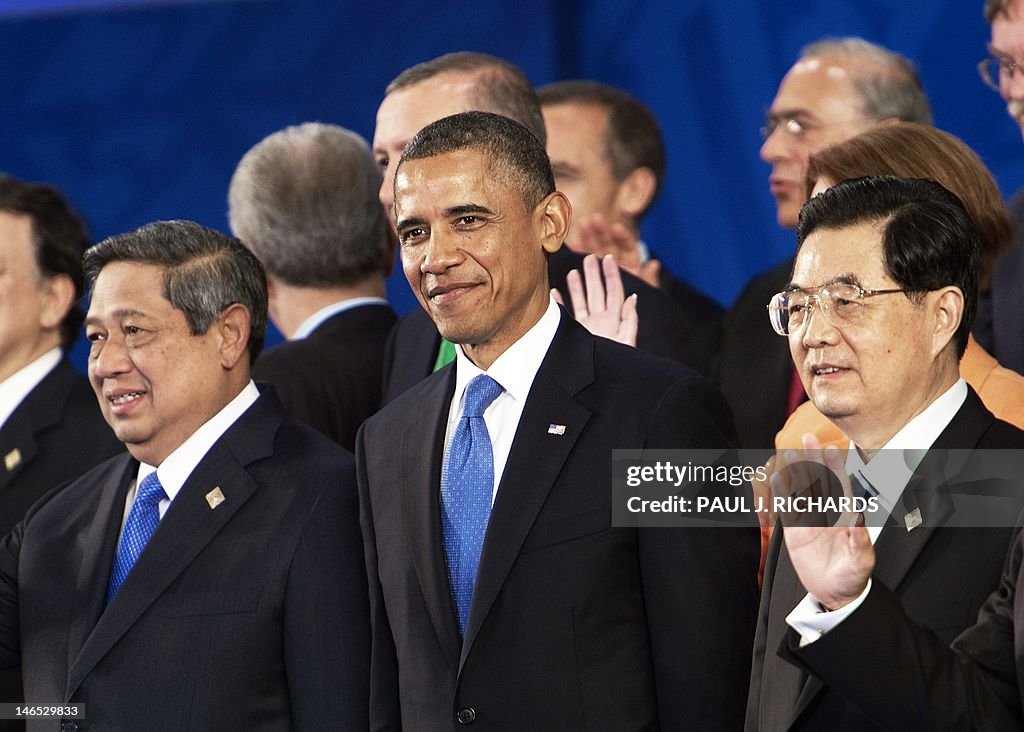 US President Barack Obama (C), Indonesia