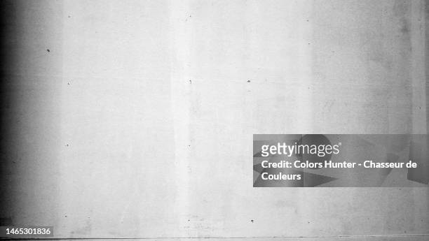 white painted empty wood panel with a shadow - hintergrund holzwand weiß stock-fotos und bilder