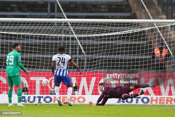 Jessic Ngankam of Hertha BSC scores the team's first goal past Jonas Omlin of Borussia Monchengladbach during the Bundesliga match between Hertha BSC...