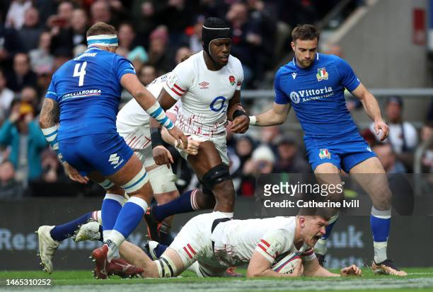 Jack Willis of England goes over the line to score the side's first try during the Six Nations Rugby match between England and Italy at Twickenham...