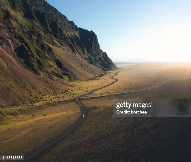 conducir en islandia - breath taking fotografías e imágenes de stock