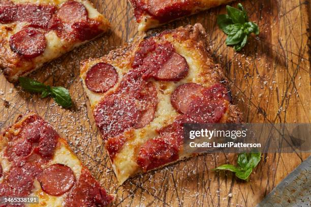 pizza de pepperoni estilo detroit - pizza cuadrada fotografías e imágenes de stock