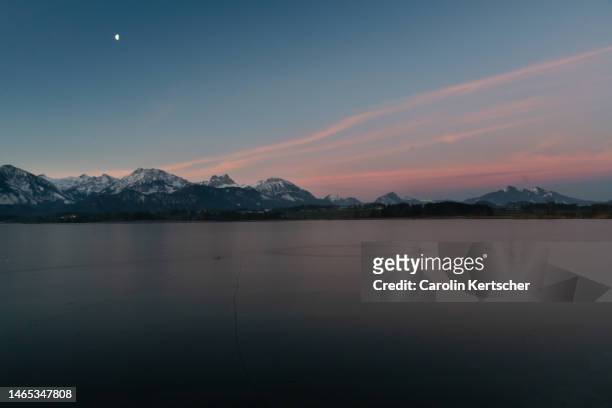 sunrise at lake hopfensee in winter | bavaria, germany - blue hour imagens e fotografias de stock