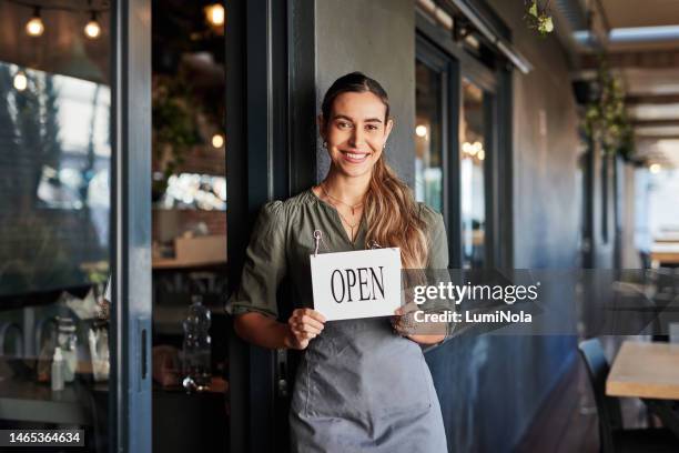 restaurante, cartel abierto y retrato de la tienda de mujer, propietaria de una pequeña empresa o gerente de cafetería. ventas minoristas, servicio de comercio y camarera de cafetería, barista o empresario feliz por el éxito - rótulo con el horario fotografías e imágenes de stock